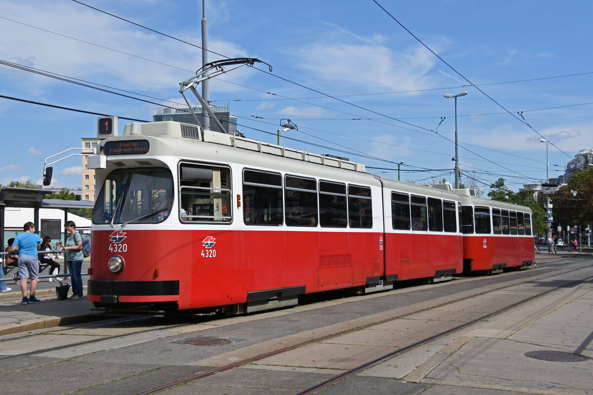 Typ E2 Tram 4320 zusammen mit dem AW 1494, auf der Linie 1, bedient am 03.09.2022 die Haltestelle Schwedenplatz.