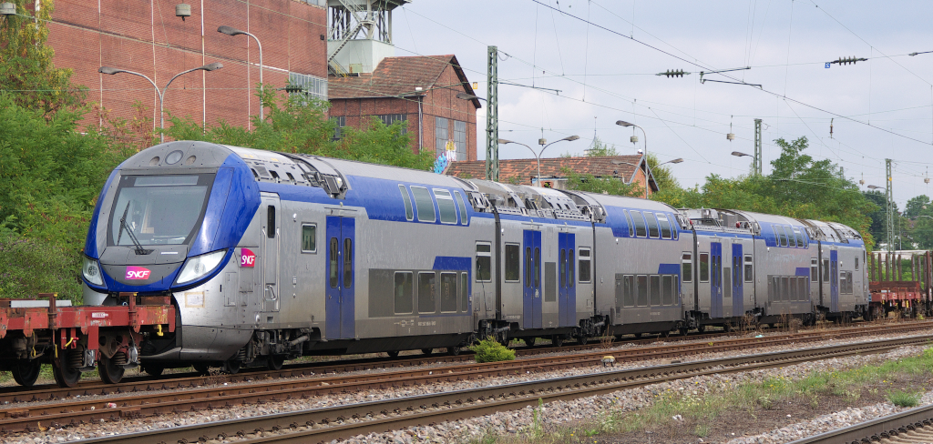 Typ Z 5500 oder Rgio2N hei die Bezeichnung der Bombardier OMNEO Plattform. Einstckig oder zweistckig und mit verschiedenen Zwischenwagen kombinierbar soll der neue Zug ber die TER Gleise der SNCF rollen. Ein Endwagen ist als Steuerwagen ausgelegt, der andere als Antriebseinheit. Das Photo ist nicht in Frankreich entstanden, sondern in Luisenthal-Saar. Nohab BSBS My 1142 brachte den Zug aus Oppenweiler ins Saarland, hier wurde auf 437009 der SNCF um gespannt, die den Triebwagen nach Frankreich brachte. Bahnhof Luisenthal/Saar mit 94 87 5500 505-5 F - SNCF (Nummer des Triebkopfes) 27.08.2013 Bahnstrecke 3230 Saarbrcken - Karthaus
