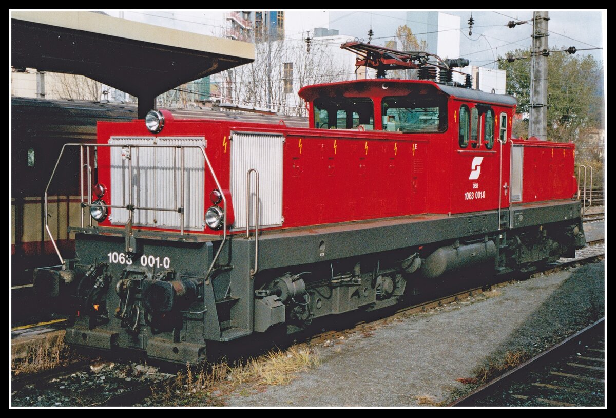 Typenbild der 1063 001 in Bruck an der Mur, aufgenommen am 1.11.2003. Nur die ersten 5 Loks dieser Baureihe hatten an der Frontseite ein Kühlergitter.