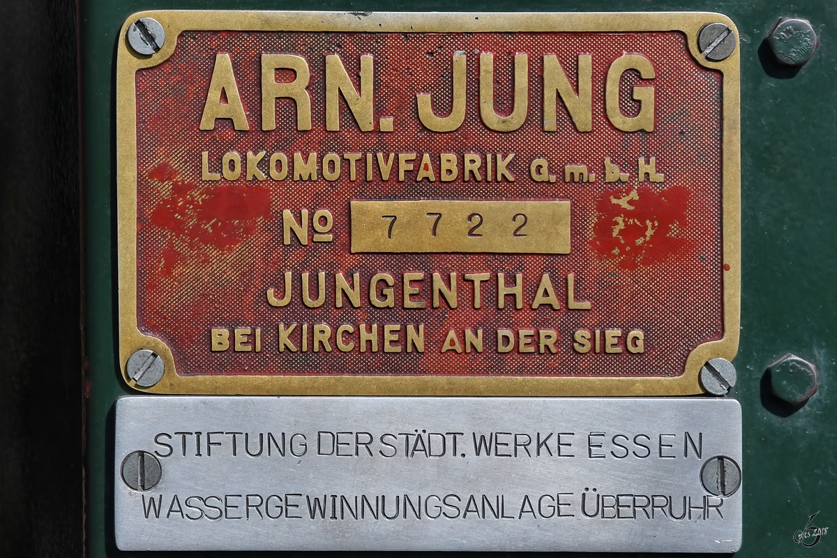 Typenschild an der Feldbahndiesellok V2 von Jung. (Eisenbahnmuseum Bochum-Dahlhausen, September 2018)