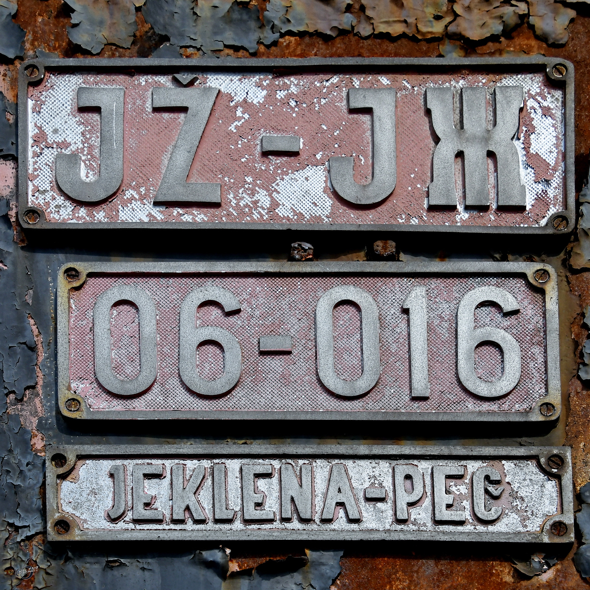 Typenschilder an der Dampflokomotive 06-016. (Eisenbahnmuseum Ljubljana, August 2019)