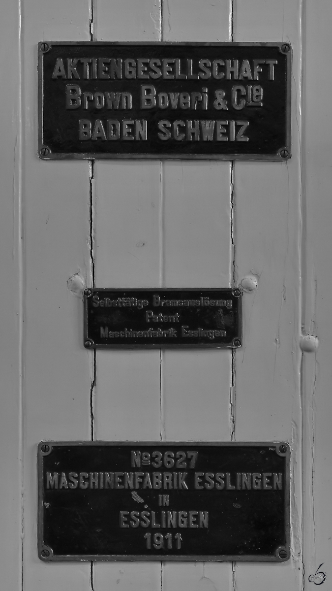 Typenschilder an der Zahnradlokomotive Nr. 1 der Wendelsteinbahn. (Eisenbahnmuseum Freilassing, August 2020)