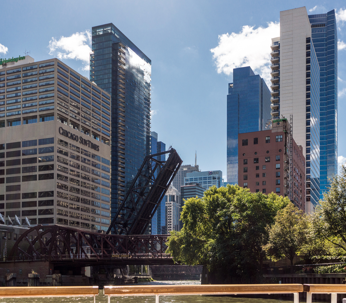 Typisch für Chicago sind diese Klappbrücken. Die geöffnete Brücke gehört zu einer stillgelegten Strecke der Hochbahn (Elevated). Sie bleibt dauerhaft geöffnet. Die Brücke im Vordergrund ist eine Straßenbrücke, die ggf. geöffnet wird um Schiffen auf dem Chicago River den Weg freizugeben. 31.09.2017