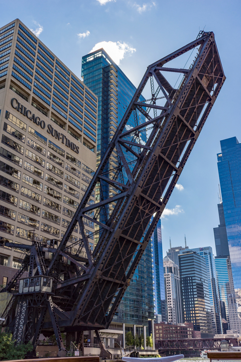 Typisch für Chicago sind Klappbrücken wie diese. Die geöffnete Brücke gehört zu einer stillgelegten Strecke der Hochbahn (Elevated). Sie bleibt dauerhaft geöffnet. Aus dieser Perspektive sind bei der Höhe der Gebäude stürzende Linien unvermeidbar.  31.09.2017