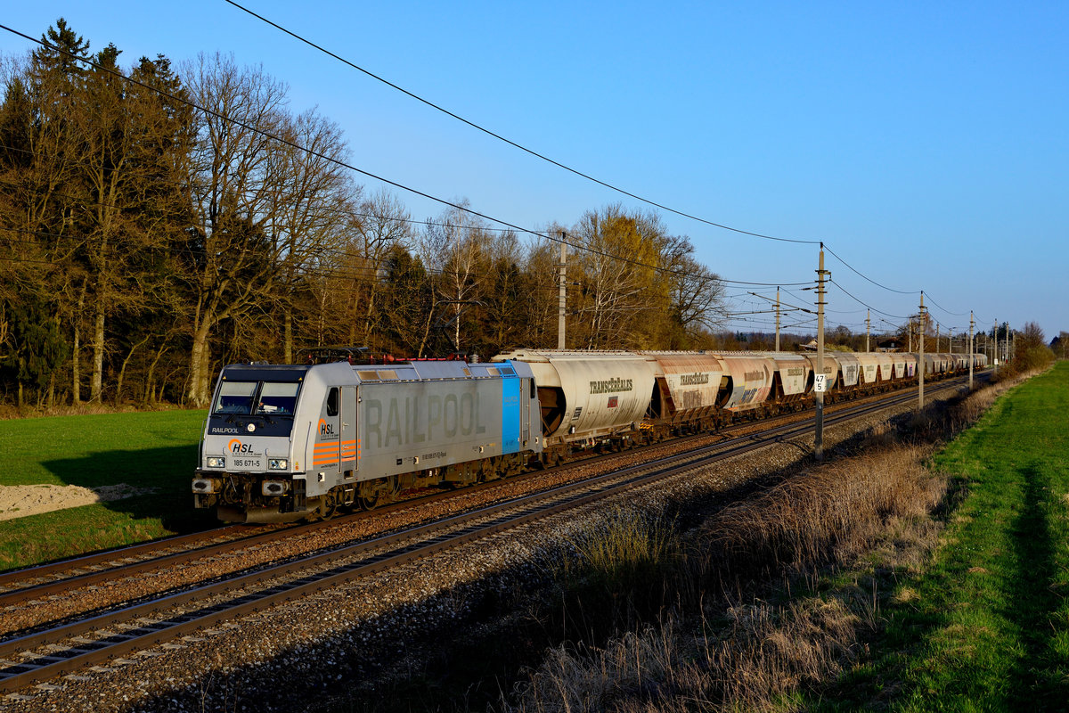 Typisch für die Donau-Achse sind Getreidezüge. Einen solchen - den für das Unternehmen MMV fahrenden GAG 46194 - konnte ich am 08. April 2018 in der Nähe von Andorf im Innviertel im schönen Abendlicht ablichten. Es führte die an HSL vermietete Railpool 185 671.

