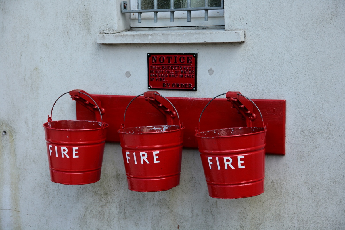 Typisch für Strecken mit Dampfbetrieb in Großbritannien, die Löscheimerkette. Am Empfangsgebäude in Downpatrick eine kurze Ausführung mit nur 3 Eimern. (15.06.2016) 