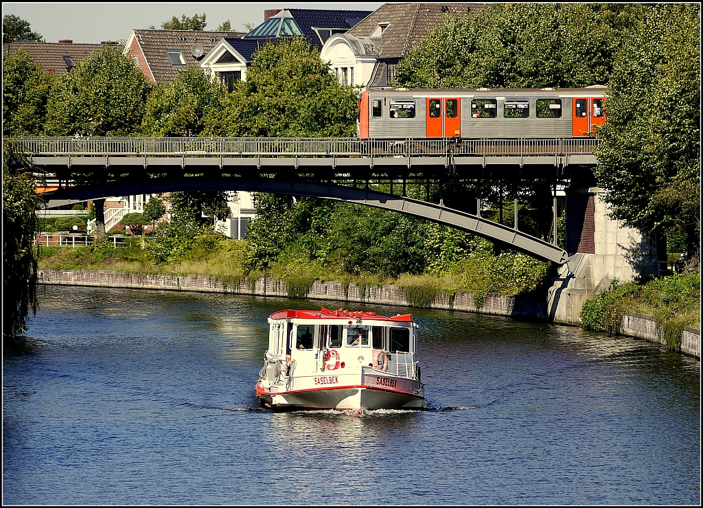 Typisch Hamburg: Zug der U3 Richtung  Sierichstrae , darunter ein Alsterdampfer, wie man hier sagt. 6.9.2013