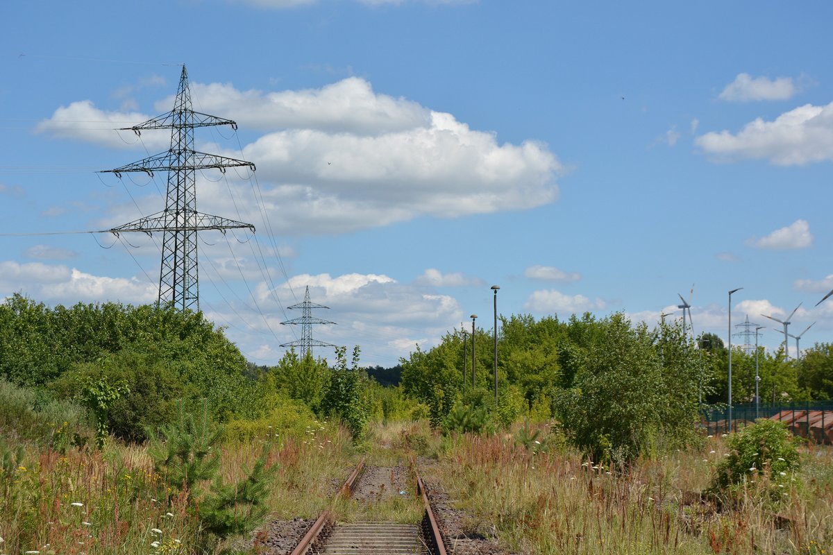 Typisch im Osten sind die noch sehr oft anzutreffenden Pilzlampen. Blick auf die alte Bahnstrecke bei Niemegk in Richtung Treuenbrietzen. Die Strecke ist seit dem 31.12.1998 stillgelegt.

Niemegk 20.07.2016