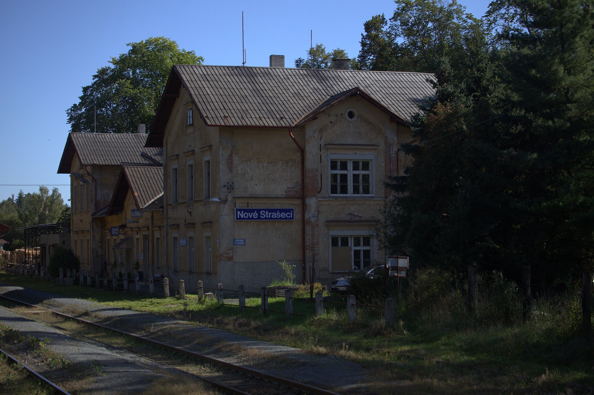 Typisch tschechisch, aber leider unsaniert das EG von Nove Straseci, Strecke Luzna-Kladno-Prag.  21.09.2019  15:10 Uhr.