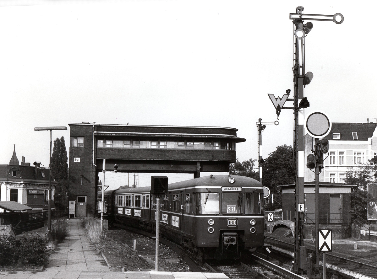 Typische Hamburger S-Bahninfrastruktur im August 1982 in Hamburg-Bergedorf.