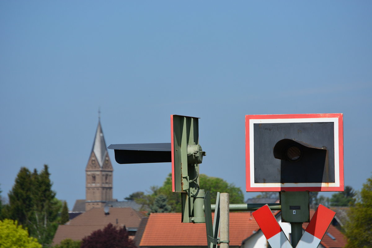Typische Nebenbahn Idylle auf der Eifelbahn. Aufgenommen bei Wisskirchen.

Wisskirchen 06.05.2017