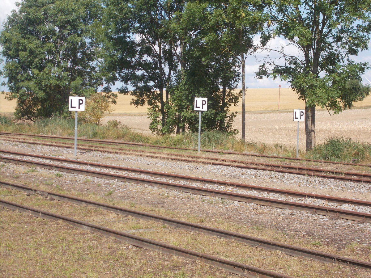 Typische Nebenbahnsignale:Läute-und Pfeiftafel im Bahnhof Damme am 03.August 2019.