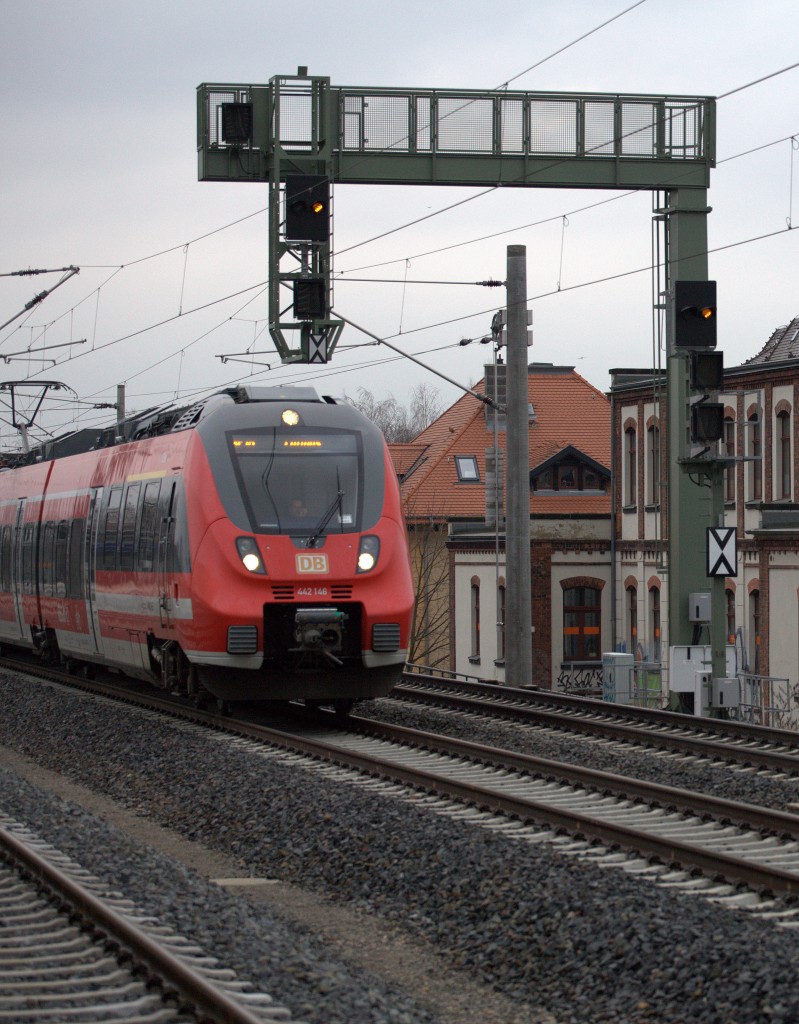 Typische Signalbrücke  an den Fernbahngleisen Höhe Haltepunkt Dresden Trachau.
442 146 Richtung Cotbus passiert gerade. 22.03.2016  06:57 Uhr.