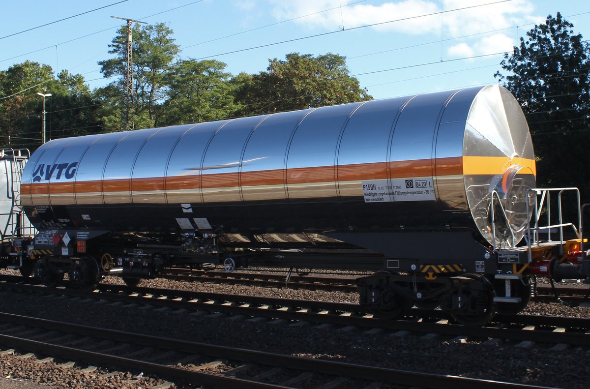 Typischer wärmeisolierter Druckgaskesselwagen der VTG für den Transport von Ethylenoxid mit Stickstoff (Warntafel 263/1040). Hier ein neueres Modell eingereiht in einen gemischten Kesselzug bei der Durchfahrt in Köln-West am 05.10.16. Wer sich in Köln auskennt wird vllt. erkennen was sich auf dem Wagen spiegelt.