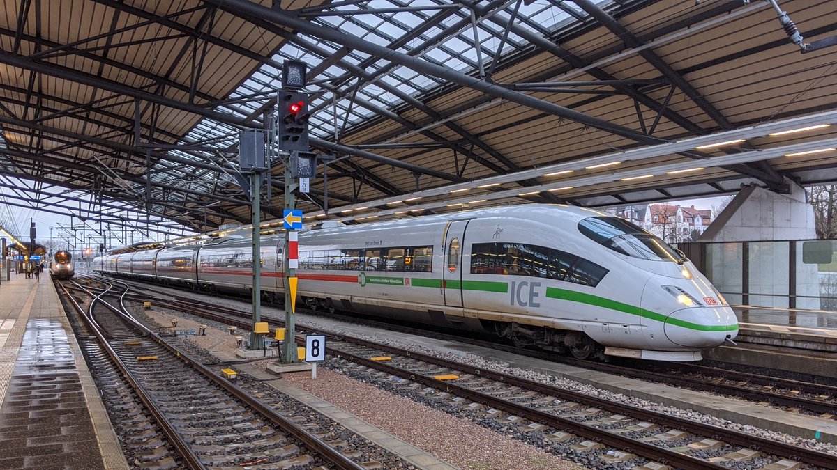 Tz 320 (403 020/520) mit dem ICE2544 von Berlin Hbf nach Frankfurt Hbf. Aufgenommen am 11.03.2020 in Erfurt Hbf.