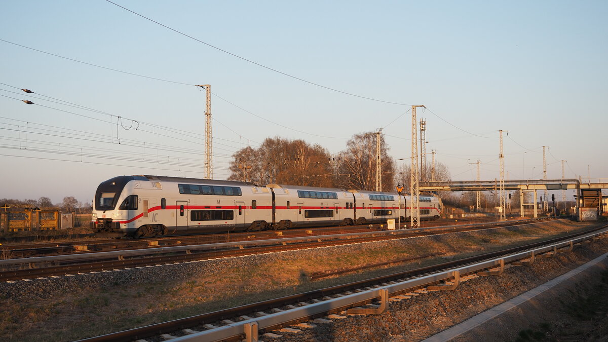 Tz 4110 durchquert als unbekannter IC den ehem. Bahnhof Schönfließ auf dem BAR (Berliner Außenring) Richtung Oranienburg.

Berlin, der 24.03.2022