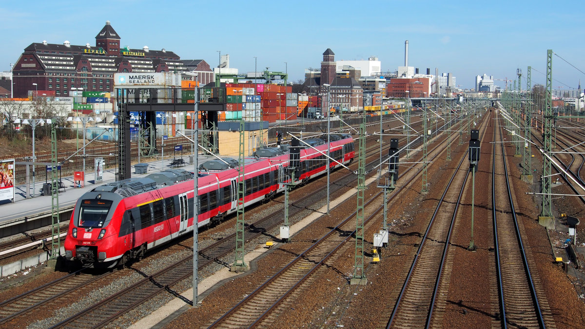 Tz 442 315 als RB 10 nach Nauen, hier in Berlin Beusselstraße mit dem Westhafen im Hintergrund.
Aufgenommen am 07.04.2018