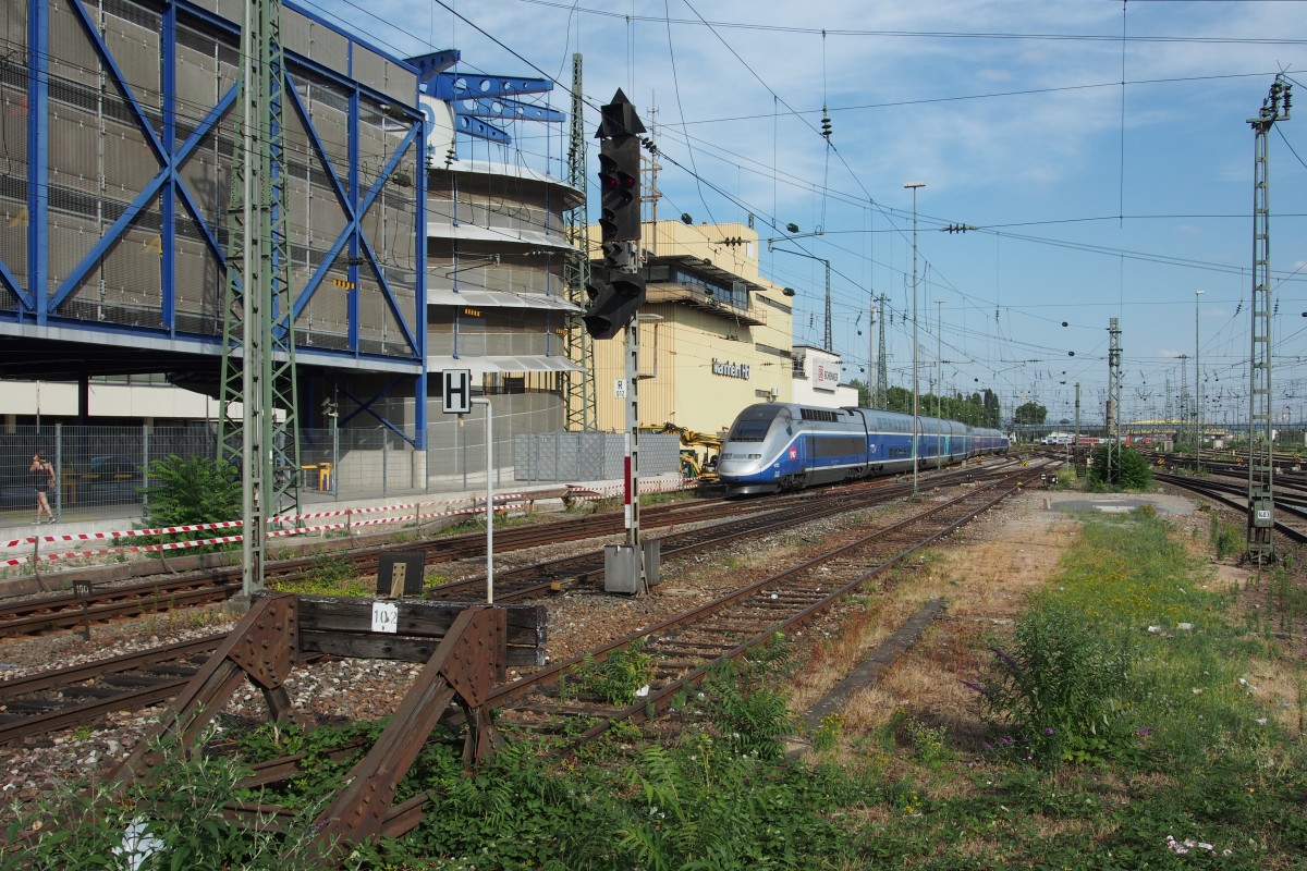 Tz 4723 als TGV 9552 fährt auf Gleis 1 des Mannheimer HBF ein, um via Kaiserslautern und Saarbrücken dem Ziel Paris entgegen zu sprinten.

Mannheim, der 24.07.15