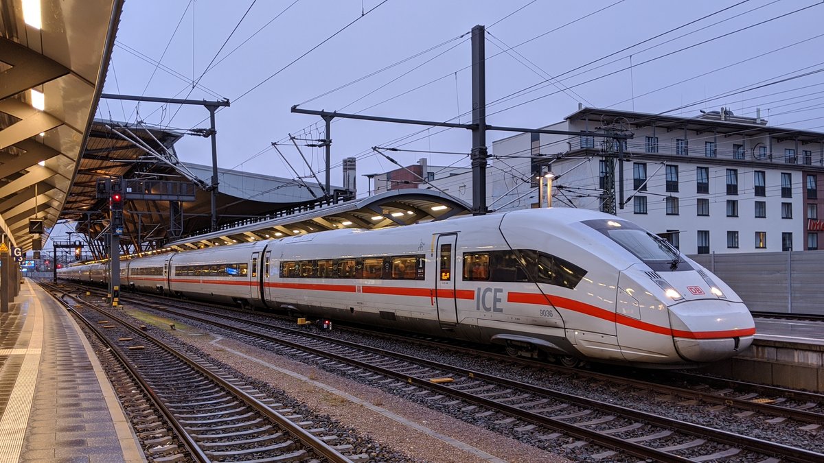 Tz 9036 mit dem ICE 806 von Erfurt Hbf nach Hamburg-Altona über Berlin Hbf. Erfurt Hbf den 11.03.2920