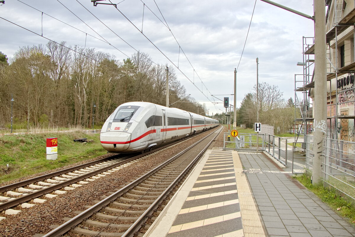 TZ 9040 durchfährt am 29. März 2024 den Bahnhof Thyrow.