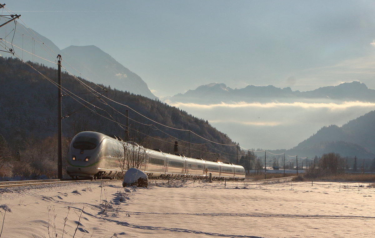 Tz  Siegen  brachte mich ohne Umstieg von Köln nach Murnau. Auf der Rückfahrt konnte ich den Triebzug als ICE 528 (Garmisch-Partenkirchen - Dortmund) bei Eschenlohe bildlich festhalten.

Eschenlohe, 16. Januar 2021