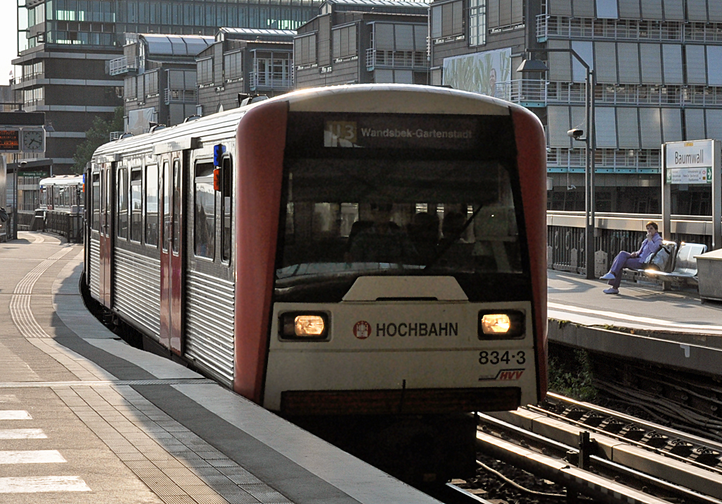 U 3 Wagen 834-3 der HVV bei der Einfahrt in die Station  Baumwall  am Hamburger Hafen - 12.07.2013