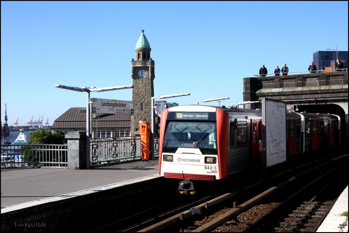 U 3, Wagen 842-3, nach Barmbeck hält am 11.10.2015 im Bahnhof Hamburg - Landungsbrücken.