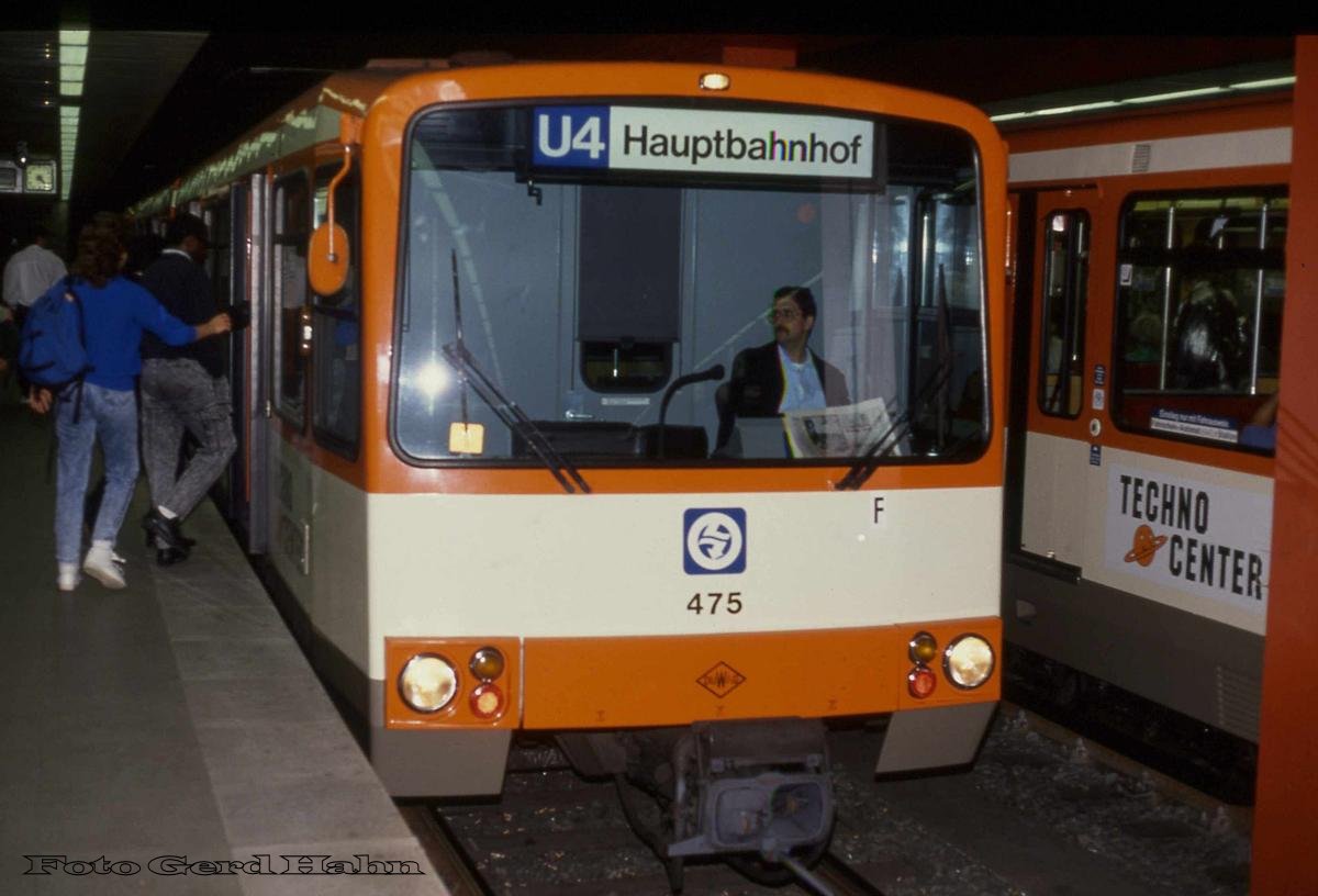 U 4 - Wagen 475 hält in Frankfurt HBF am 3.7.1988.