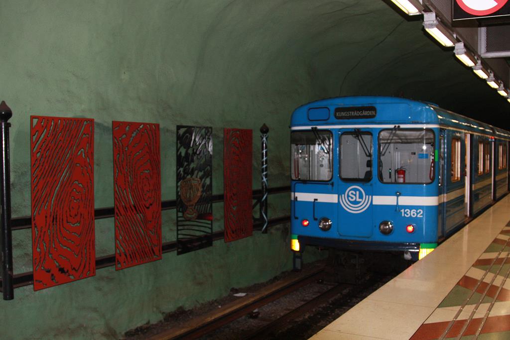 U-Bahn 1362 macht hier am 21.09.2016 Kopf im Endbahnhof Kungsstradgarden in Stockholm. 