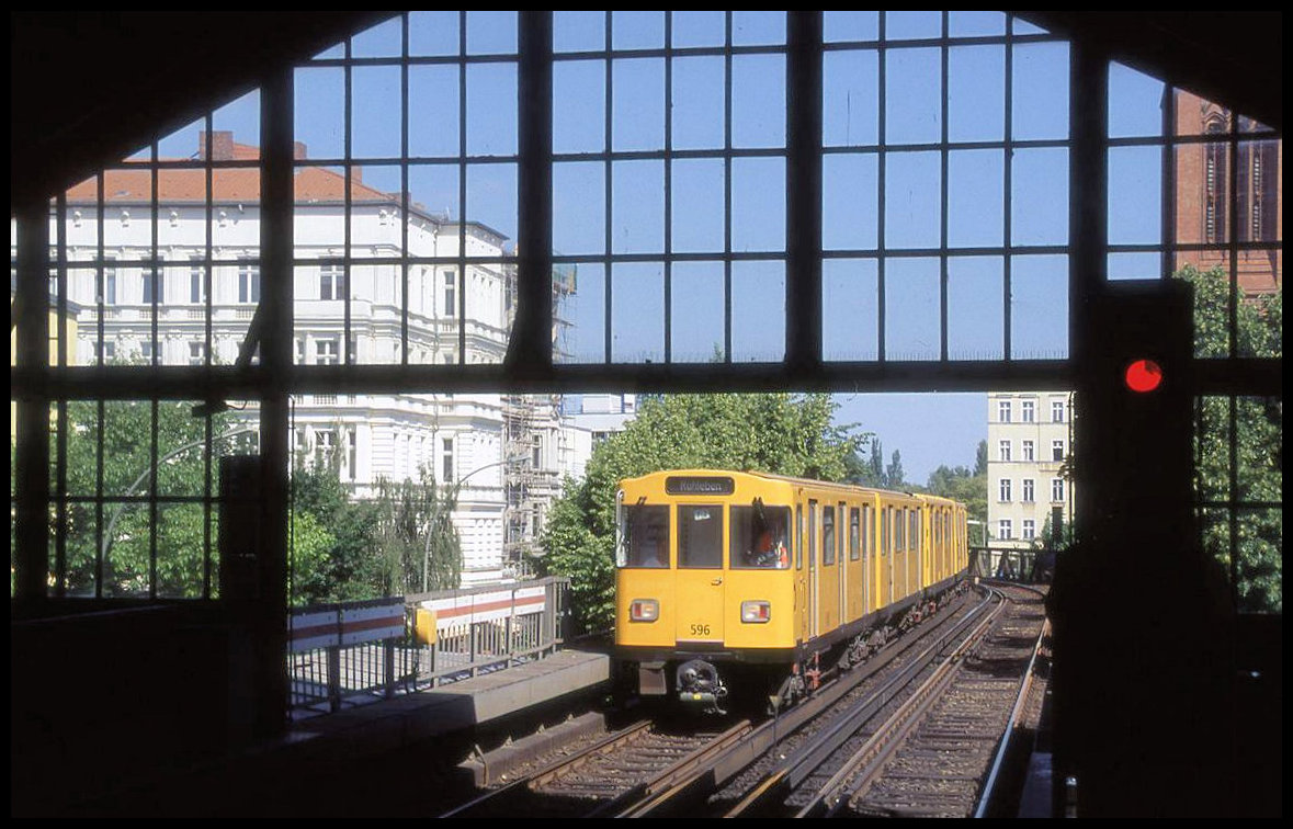 U Bahn 596 erreicht hier am 10.6.2006 auf dem Weg nach Ruhleben den Bahnhof Bülow Straße.