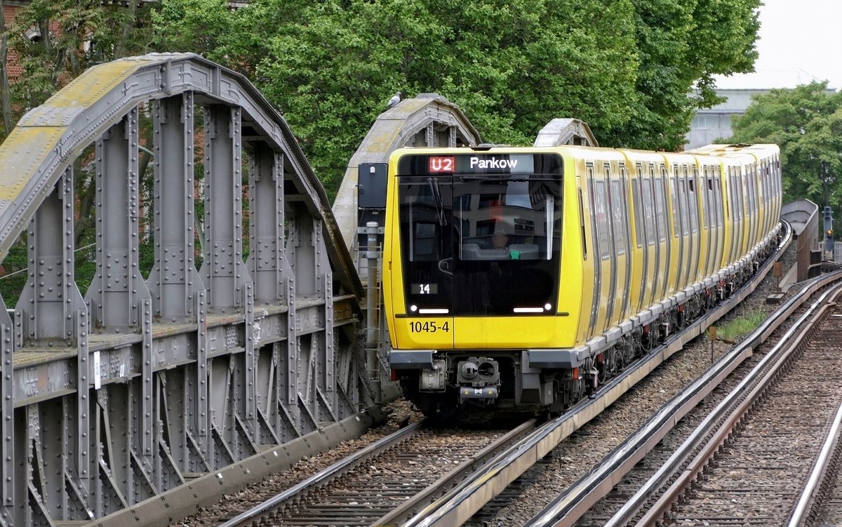U-Bahn Berlin, Wagen 1045-4 der Baureihe IK (Icke), hier auf der U2, kurz vor dem Erreichen des Bahnhofs Mendelssohn -Bartholdy -Park. Berlin -Kreuzberg im Mai 2020.
