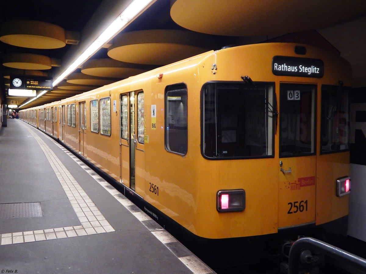 U-Bahn F der BVG Nr. 2561 am Bahnhof Rathaus Steglitz am 07.06.2016