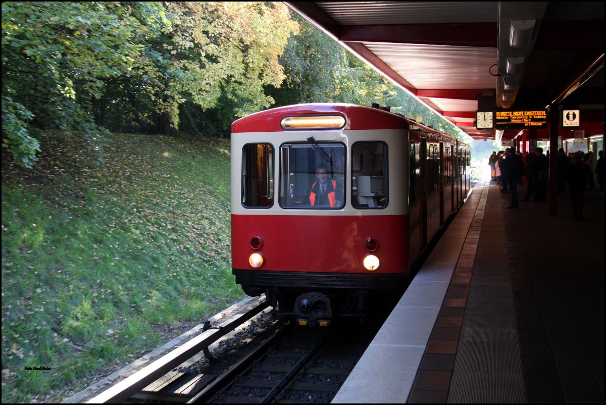 U-Bahn Gesellschaftszug  Hanseat  war am 11.10.2015 im Rahmen des verkehrshistorischen Tages im Sondereinsatz. Hier hat der Zug gerade seine Fahrgäste im Bahnhof Hagenbecks Tierpark aussteigen lassen und setzt nun um zur Gegenrichtung.