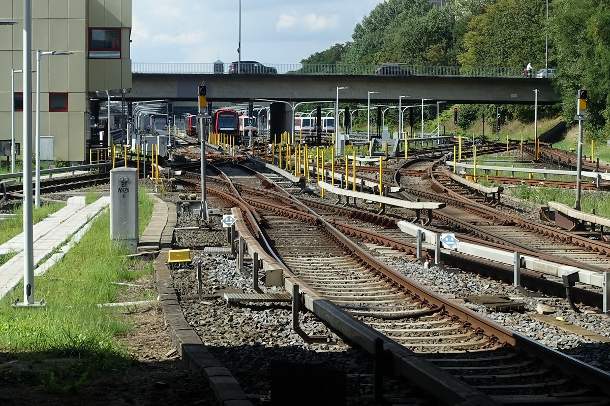 U-Bahn in Hamburg am 31.8.2021: Blick auf die westliche Gleisabstellanlage Billstedt, Foto vom Bahnsteigende /