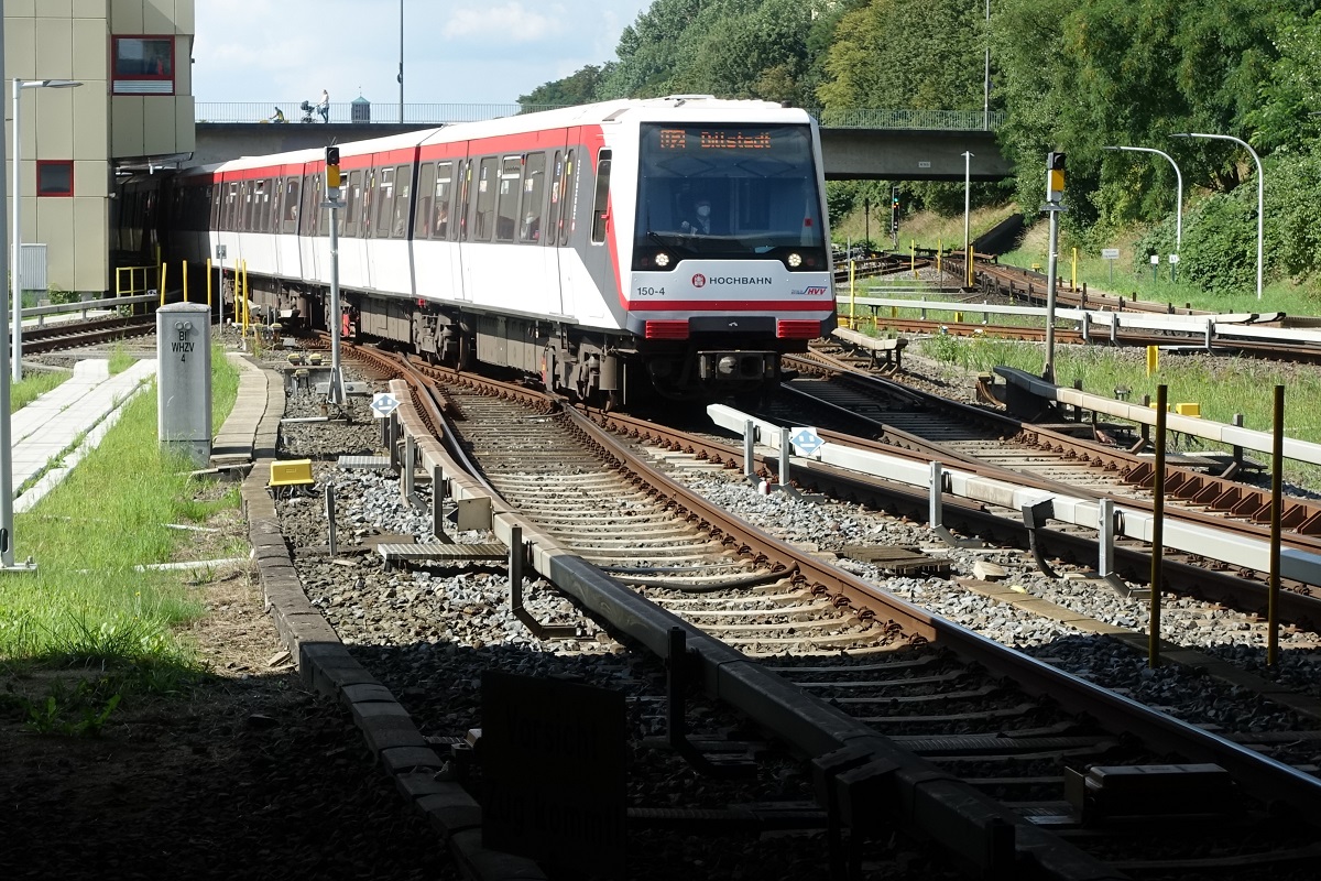 U-Bahn in Hamburg am 31.8.2021: Einfahrt eines DT 4 von Legienstraße in den Endpunkt Billstedt, Foto vom Bahnsteigende /