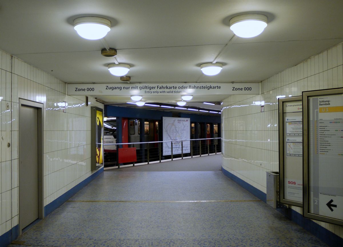 U-Bahn Hamburg- Rathaus  Underground: Blick auf den Zugang zu den Zügen der Linie U3 Richtung St. Pauli. 12.3.2014