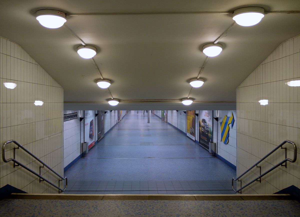 U-Bahn Hamburg- Rathaus  Underground: der Fußgängertunnel zur Station  Jungfernstieg . 12.3.2014