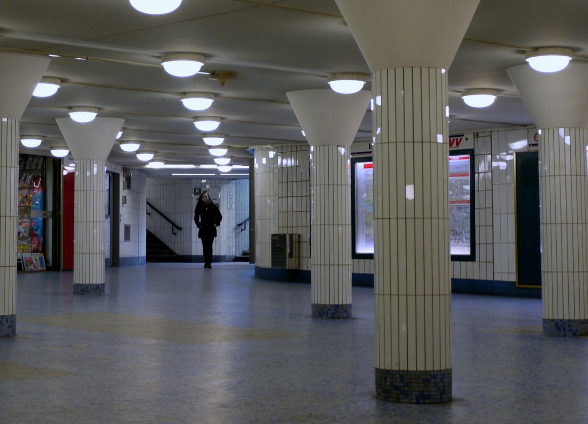 U-Bahn Hamburg- Rathaus  Underground: die Halle mit den Ausgängen zur Mönckeberg- bzw. Bergstraße. 12.3.2014