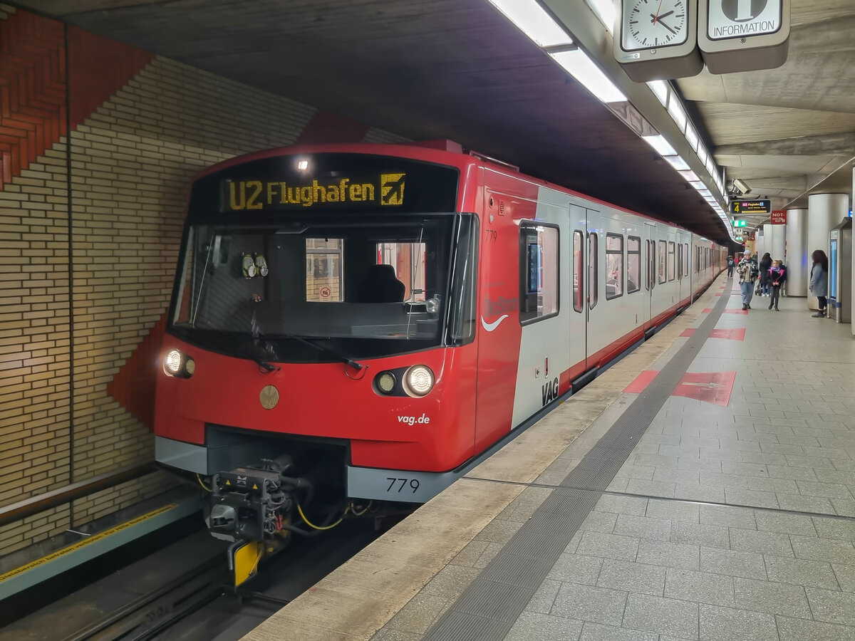 U-Bahn Nürnberg Zug 779 auf der Linie U2 zum Flughafen am Plärrer, 30.10.2023.