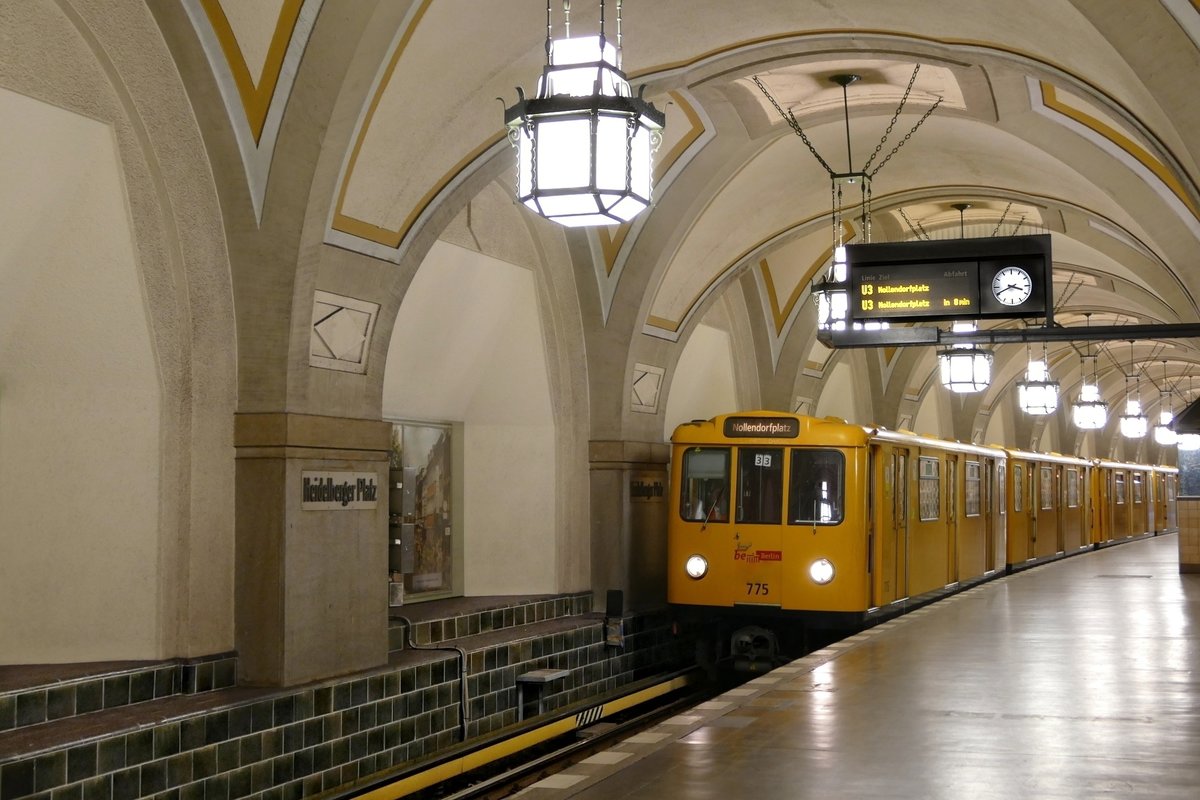 U-Bahn Station ''Heidelberger Platz'', mit der U3 und dem BVG Wagen '775' _ Typ A3L 71. Hier bei seiner Ausfahrt, mit Fahrtziel Nollendorfplatz. Berlin-Wilmersdorf im März 2020.