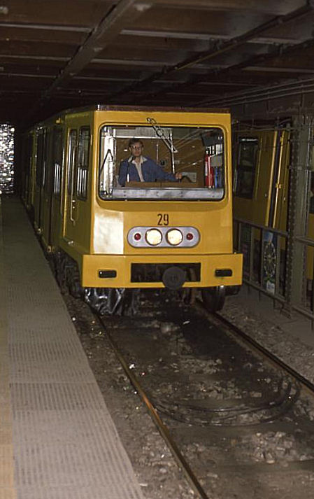 U-Bahn Stationen zu fotografieren, war eigentlich zu Zeiten des Kommunismus ein
gewagtes Unterfangen und streng verboten. Die Linie 1 mit Wagen 29 in Budapest war mir das Risiko damals wert. Und der Triebfahrzeugfhrer hatte offensichtlich auch nichts dagegen. Auerdem war diese U-Bahn ja auch eine Besonderheit. Sie war die
erste in Budapest und ist mit den anderen U-Bahn Linien russischer Bauart
in der ungarischen Hauptstadt nicht kompatibel. 