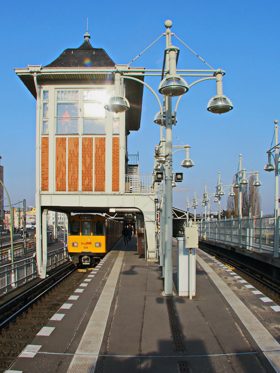 U-Bahn Stellwerk von Berlin Warschauer Straße am 07. Februar 2018.