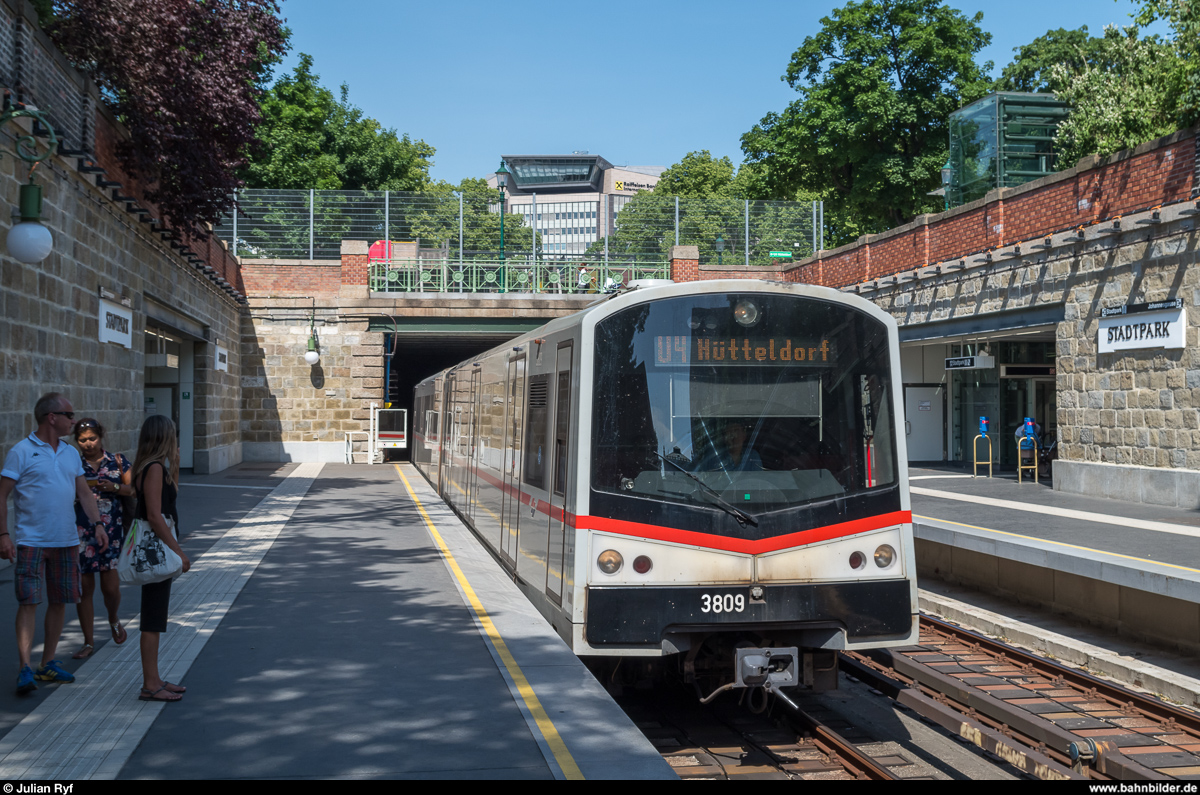 U-Bahn Wien Typ V 3809 erreicht am 30. Mai 2017 die Station Stadtpark auf der U4.