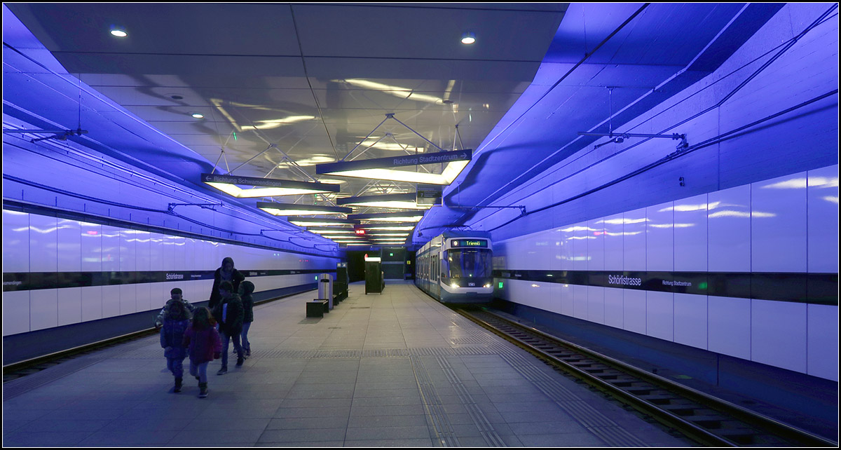 U-Bahn Zürich -

Von der einst geplanten U-Bahn wurde ein Teilstrück mit drei Station im Zusammenhang mit dem Autobahnbau schon vorab gebaut. Der Bau der U-Bahn wurde dann von der Bevölkerung abgelehnt und das schon erstellte Teilstück zur Erweiterung des Straßenbahnnetzes in Betrieb genommen. Station Schörlistrasse mit Linksverkehr der Trams aufgrund der Mittelbahnsteige. Die zwei anderen Stationen sind ebenso umgestaltet.

13.03.2019 (M)