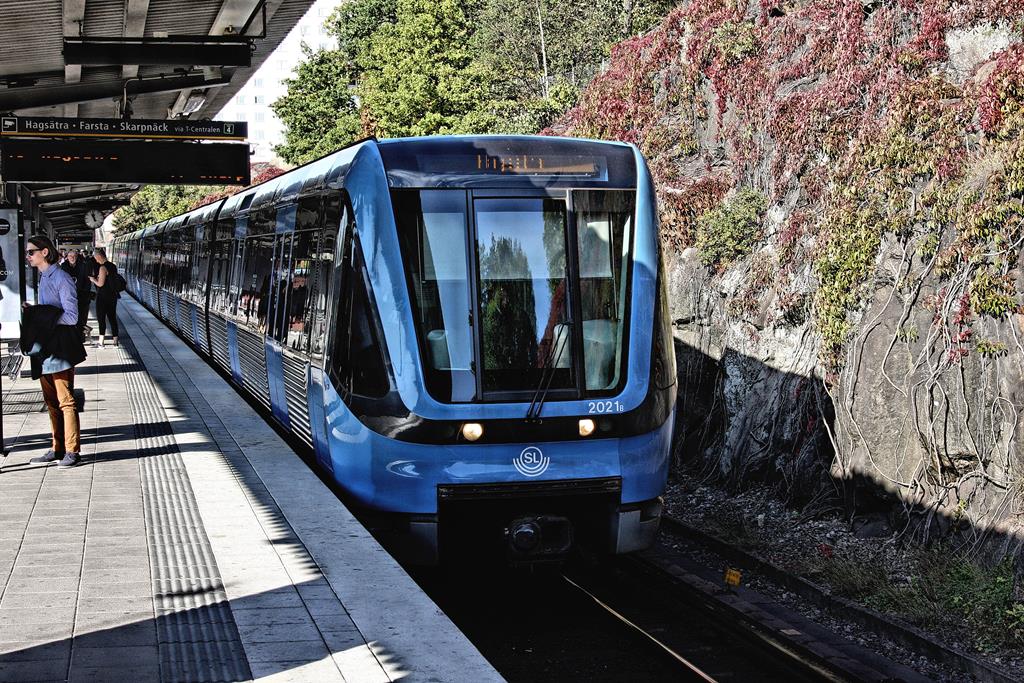 U-Bahn Zug 2021 fährt in Richtung Stadtmitte von Stockholm am 21.09.2016 in den oberirdisch gelegenen kombinierten U- und Straßenbahn Bahnhof ALVIK ein.