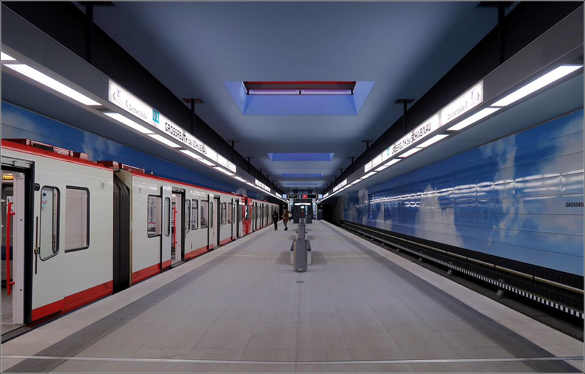 U-Bahnhof Großreuth bei Schweinau - 

Blick in den nun geleerten Bahnsteig. Dieser befindet sich in einfacher Tieflage, was den Weg in den Untergrund kurz macht. Über dem Bahnsteig befinden sich wie an vielen anderen Nürnberger U-Bahnstationen auch, Oberlichter, über die auch Tageslicht in die Station einfällt.

18.01.2022 (M)