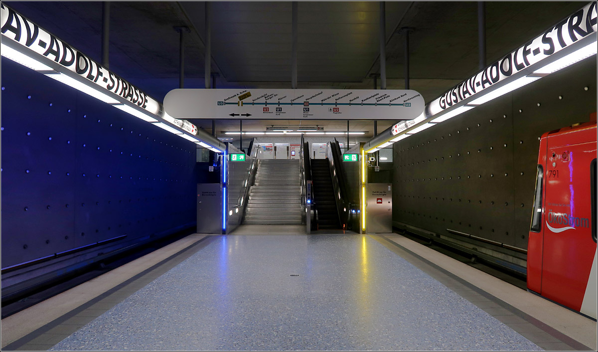 U-Bahnhof Gustav-Adolf-Straße - 

Blau und Gelb ist hier das Thema. Die linke Bahnsteigwand wird blau angestrahlt, die recht gelb, wobei das Gelb auf dem Beton weniger stark wirkt.

18.01.2022 (M)