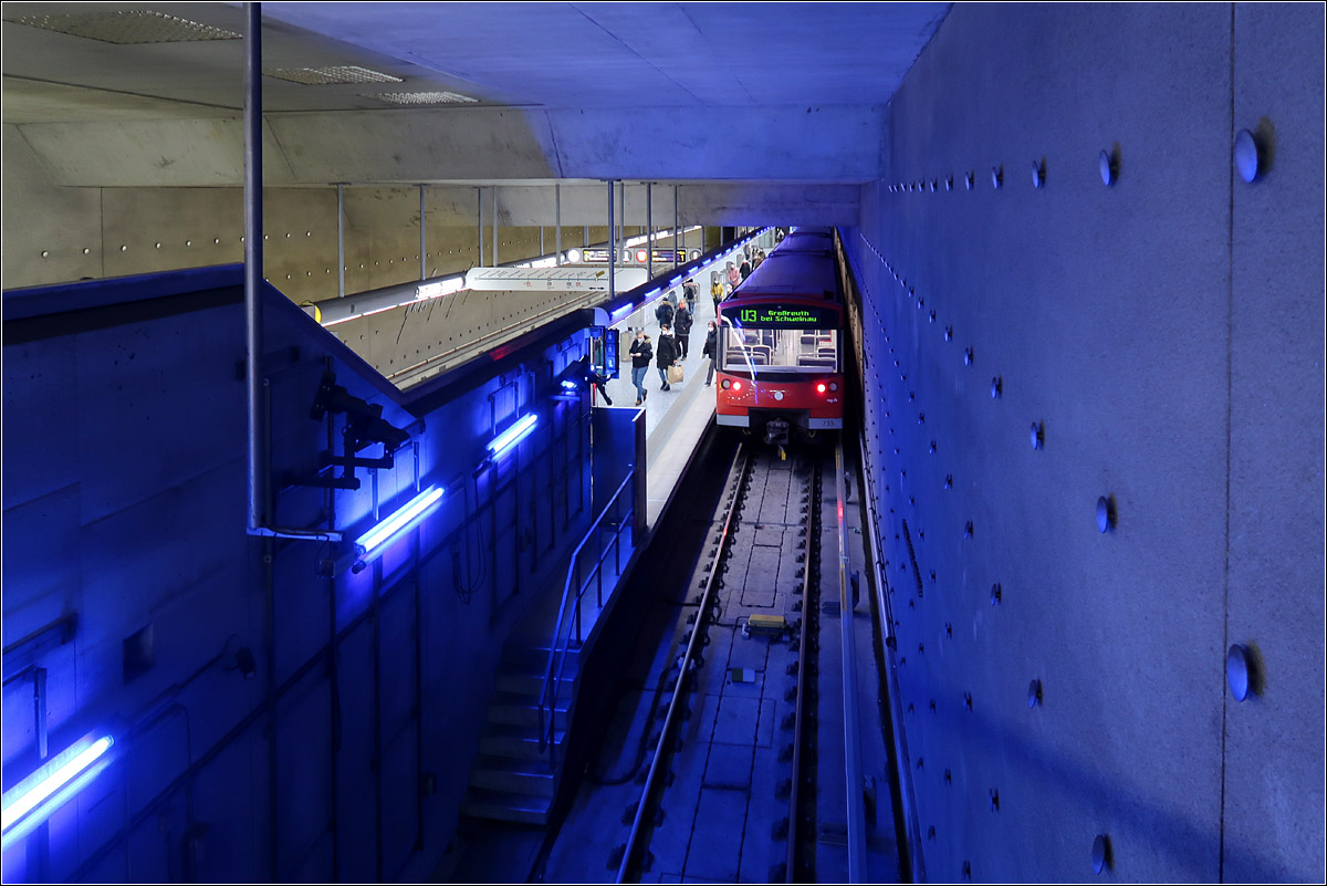 U-Bahnhof Gustav-Adolf-Straße -

Blaulicht umrahmt den U-Bahnzug in der Station Gustav-Adolf-Straße in Nürnberg.

18.01.2022 (M)