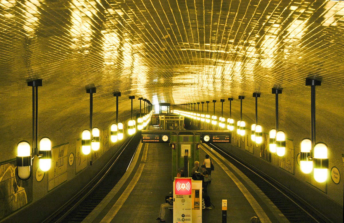 U-Bahnhof Märkisches Museum in Berlin.Aufnahme: 4. Mai 2008. Das U-Bahnhof ist eine Station der Berliner U-Bahn-Linie U2 im Berliner Ortsteil Mitte. 