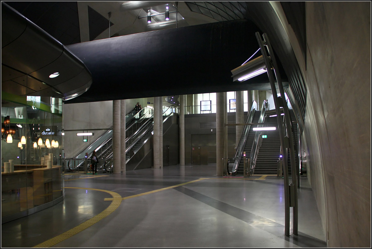 U-Bahnhof ohne Gleise -

Zwischen den Stützen im Hintergrund sollen einmal die Züge aus dem Tunnel in die Station Heumarkt einfahren. Vielleicht kann man schon vorab an beiden Enden kurze Tunnelstücke mit Rampen erstellen um den schon vorhandenen Bahnhof auch richtig zu nutzen. Die Umsteigewege zwischen den Ost-West-Linien und der Nord-Süd-Stadtbahn würden sich beträchtlich verkürzen. Die Bedeutung dieser Station als Umsteigehaltestelle wird noch große Bedeutung bekommen, wenn die Nord-Süd-Stadtbahn endgültig fertig gestellt sein wird. Noch fehlt ein kurzes Tunnelstück an der Einsturzstelle des Kölner Stadtarchives.

02.10.2014 (M)